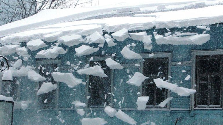 Взыскание ущерба при падении льда с крыши, Красноярск - 0
